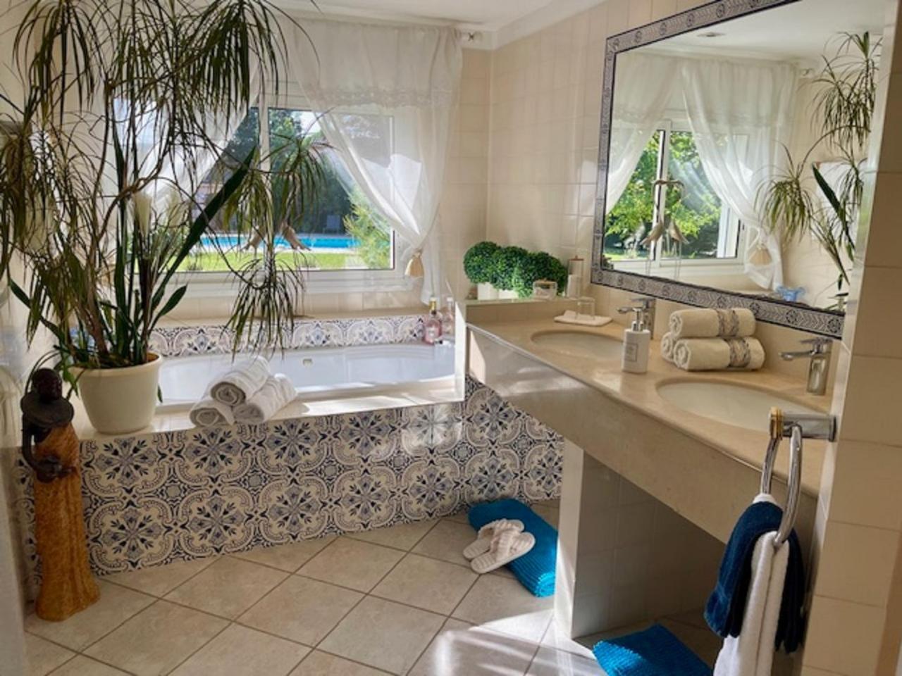 B&B Les Muscades Сент-Этьен-дю-Грес Экстерьер фото