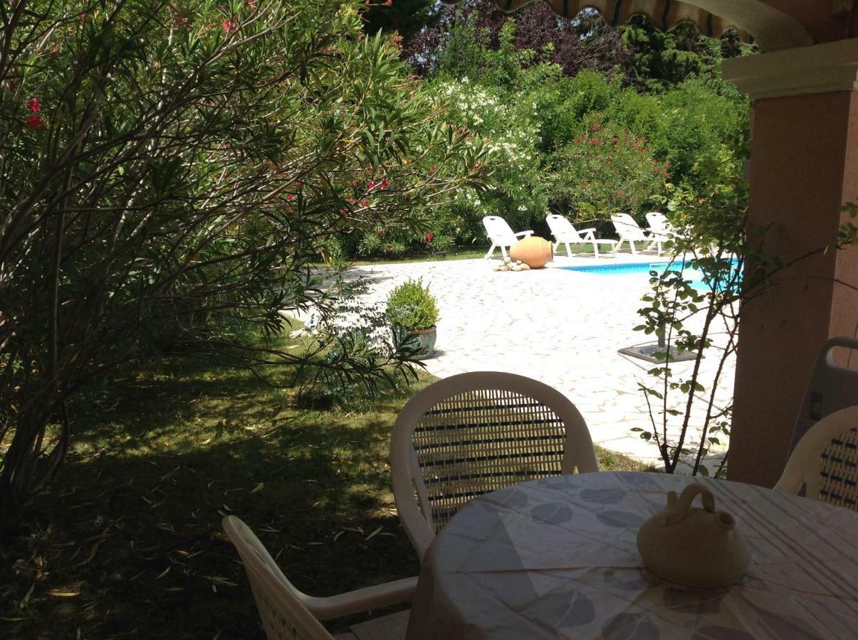 B&B Les Muscades Сент-Этьен-дю-Грес Экстерьер фото